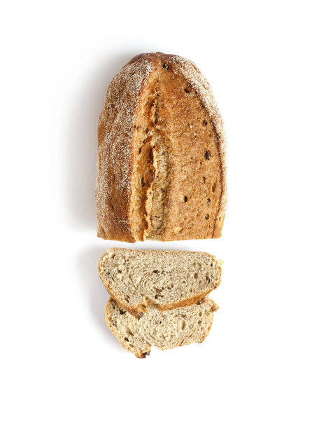 Brood van volkoren brood met plakjes geïsoleerd op witte achtergrond - Foto, afbeelding