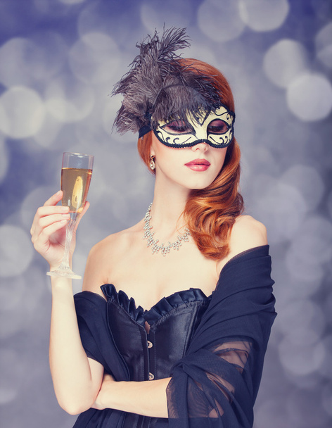シャンパンとマスクの赤毛の女性 - 写真・画像