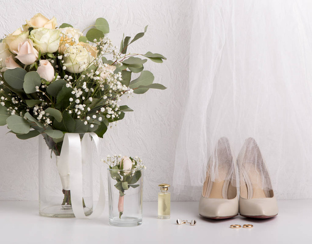 花束とハイヒールの靴を持つ新郎のアクセサリー - 写真・画像