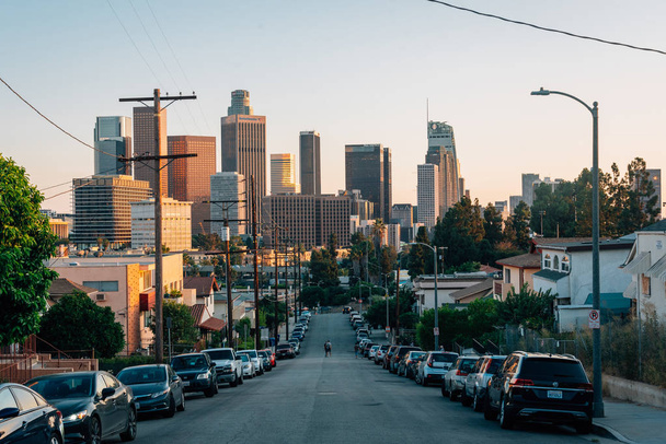 Beaudry Street and the downtown Los Angeles skyline at sunset, L - Foto, imagen