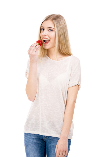 Frau verkostet Erdbeeren - Foto, Bild