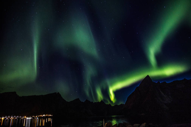Luces boreales sobre Reine en las islas Lofoten en Noruega
 - Foto, imagen