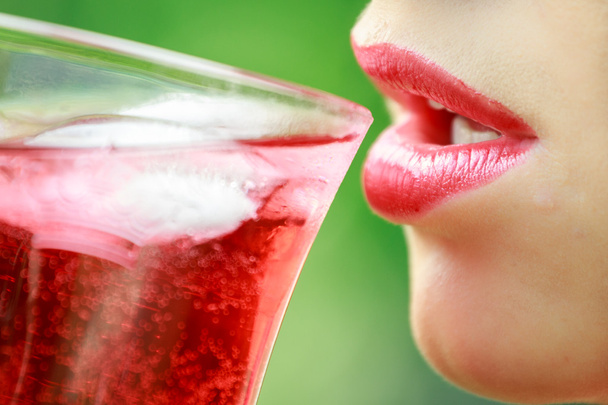 Frau mit roten Lippen trinkt einen Cocktail - Foto, Bild