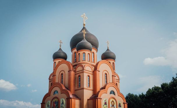 Christian church with golden crosses. Christian temple in Russia. The Church of the Christian Church is a monument of Russian spiritual and religious architectural tradition and Orthodoxy. - Foto, immagini