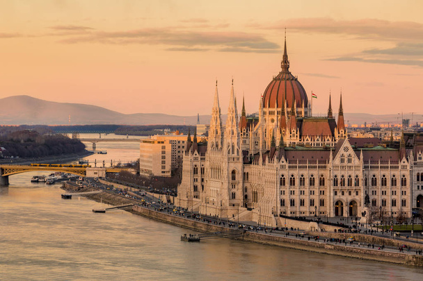 Stadtbild von Budapest mit hellem, vom letzten Sonnenlicht des Tages erleuchtetem Parlament. - Foto, Bild