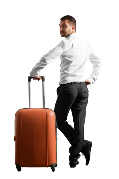 hombre sosteniendo la maleta y mirando a su alrededor
 - Foto, Imagen