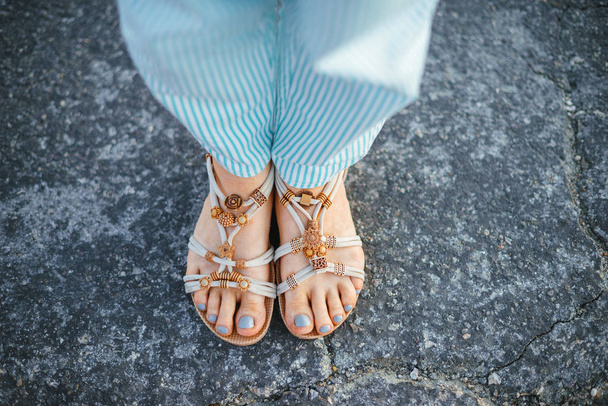 handosme kadın elegand sandalet fotoğrafı - Fotoğraf, Görsel