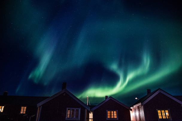 Luces boreales sobre Reine en las islas Lofoten en Noruega
 - Foto, Imagen