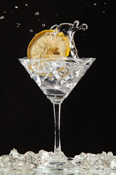 Glass, Lemon And Splash Of Water - Фото, изображение