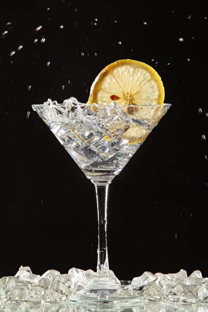 Glass, Lemon And Splash Of Water - Φωτογραφία, εικόνα