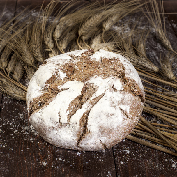 свежий традиционный хлеб с пшеницей
 - Фото, изображение