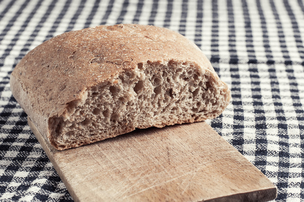 bread on the cutting board - Фото, изображение