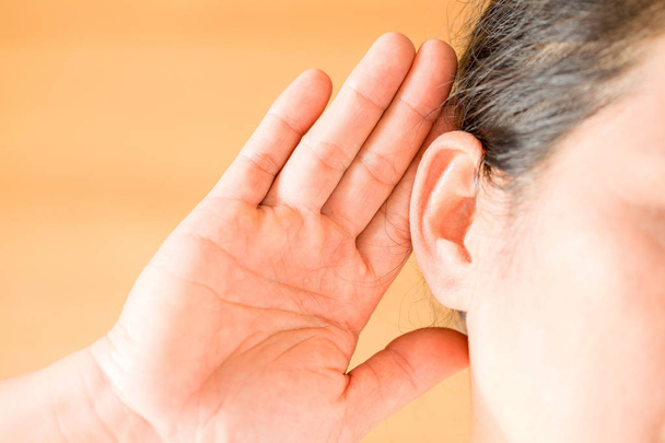 Mujer que sufre de sordera, tratando de escuchar algo
.  - Foto, imagen