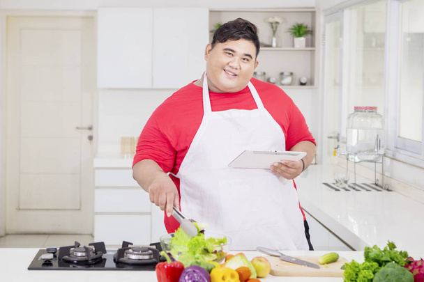 Übergewichtiger Mann tritt gegen Softdrink und Fast Food - Foto, Bild