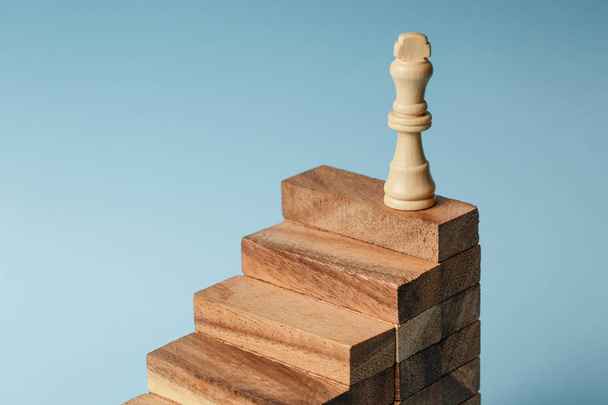 Scacchi in piedi su una piramide di blocchi di legno
 - Foto, immagini
