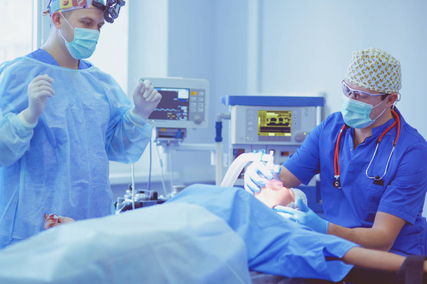 Hombre cirujano en el trabajo en quirófano - Foto, imagen