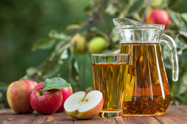 apple juice in glass and jug - Φωτογραφία, εικόνα