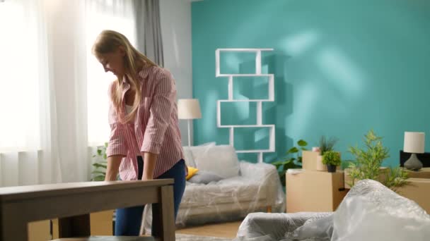Genç çift yeni daireiçin bir tablo getiriyor - Video, Çekim