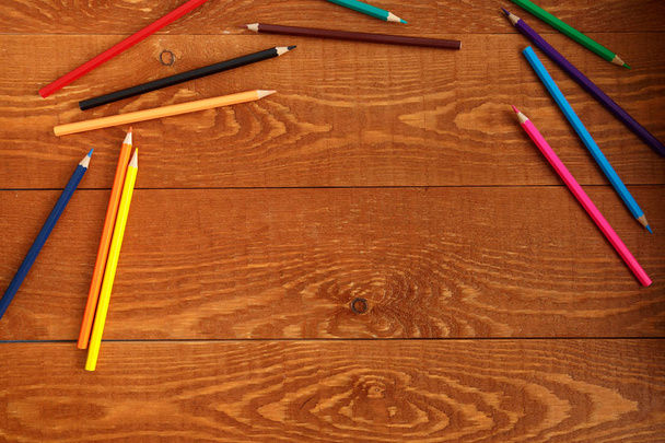 Muchos lápices de diferentes colores y rama seca en la mesa de mármol unal
 - Foto, Imagen
