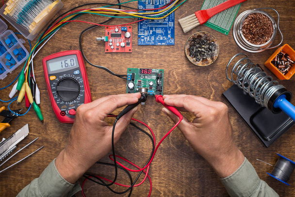 Working with electronics. - 写真・画像