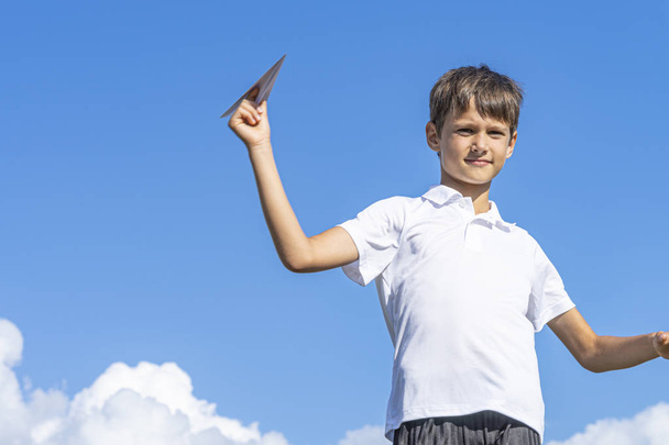 Criança feliz brincando com avião de papel contra fundo azul céu verão - Foto, Imagem