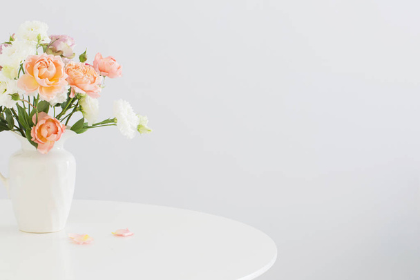 beautiful roses in ceramic white jug  - Foto, afbeelding