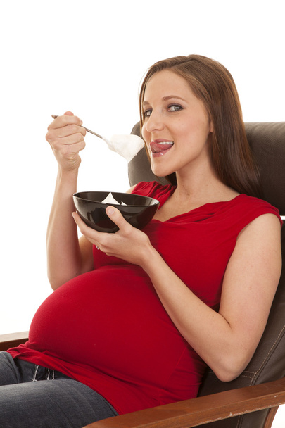 pregnant red shirt lick spoon - Zdjęcie, obraz