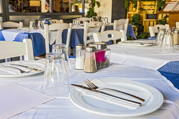 Gevulde tafel in straat café in het centrum van Athene - Foto, afbeelding