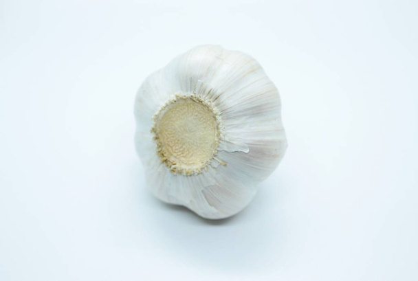 The head of garlic is located on a white background - Fotoğraf, Görsel