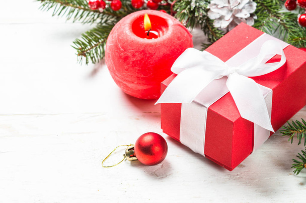Fondo de Navidad con abeto, caja de regalo y decoraciones - Foto, imagen