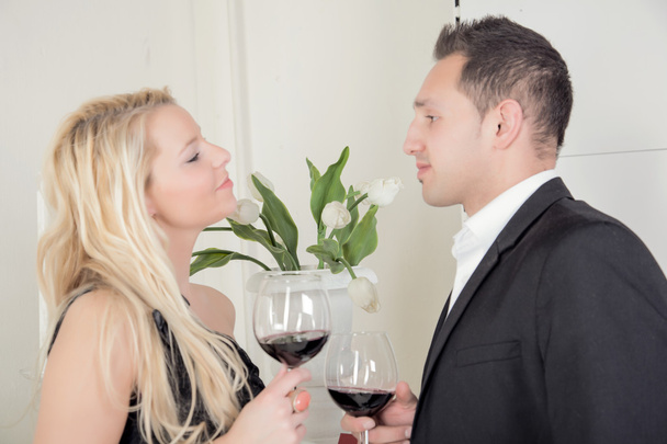 Couple célébrant avec du vin rouge
 - Photo, image