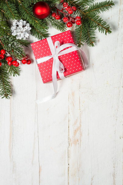 Χριστουγεννιάτικο φόντο με έλατο, παρόν κουτί και διακοσμήσεις - Φωτογραφία, εικόνα
