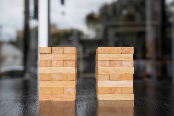 Pila per blocchi di legno con modello di architettura con sfondo nero classico, Concetto Gestione del rischio e piano strategico, processo di successo aziendale di crescita e lavoro di squadra
 - Foto, immagini