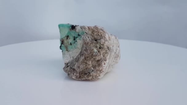 Amazoniet specimen met kwarts, biotiet mica en kleine kristallen van granaat op het oppervlak, plaats, Pakistan. - Video