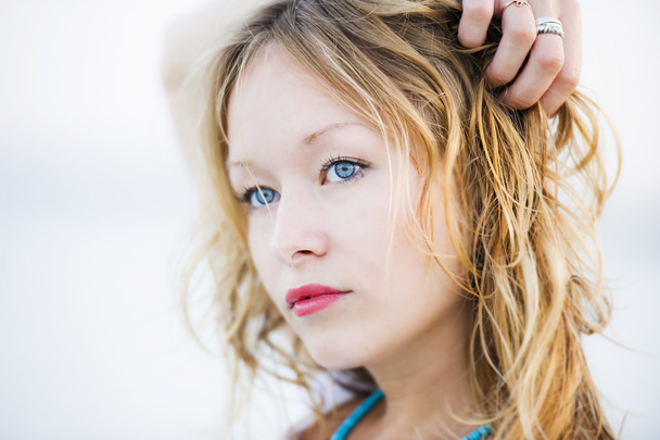mladá žena portrét highkey - Fotografie, Obrázek