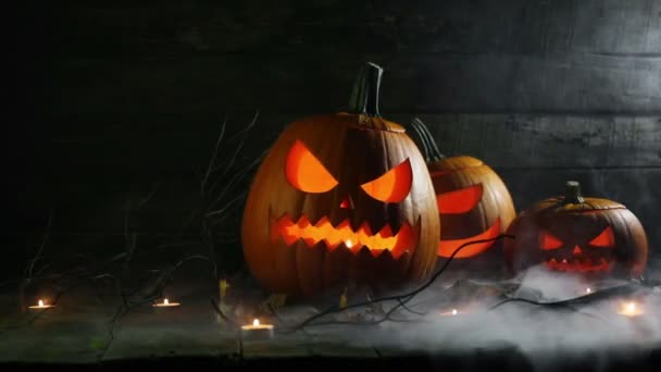 Halloween calabazas cabeza jack o linterna y velas en la niebla
 - Imágenes, Vídeo