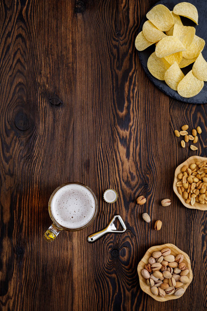 Şişe kapağı ve şişe ile bira bardağı - Fotoğraf, Görsel