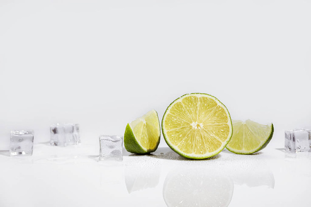 Ice cubes and lime wedge - Foto, Imagen