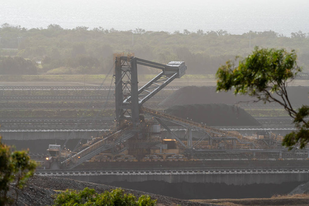Um terminal australiano de carga de carvão em um dia poluído por fumaça
 - Foto, Imagem