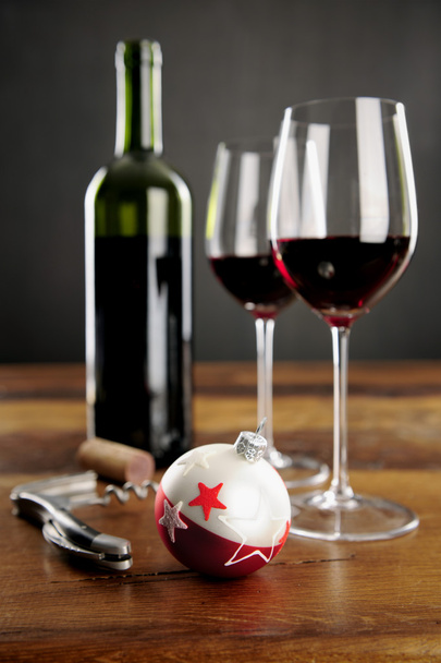 dvě sklenice červené víno a vánoční baubel - Fotografie, Obrázek