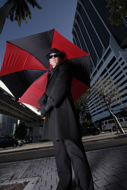 Homme posant sous un parapluie
 - Photo, image