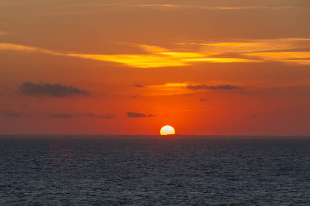 A Sun az Adriai-tenger partjának profilja mögé - Fotó, kép