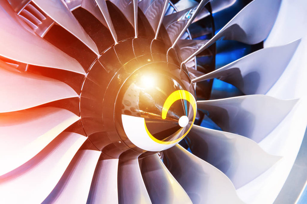 Jato de motor brilhante lâminas grandes em uma turbina de avião
. - Foto, Imagem