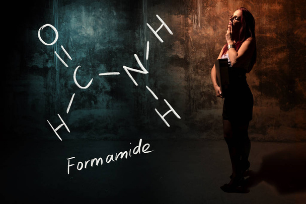 Seksowna dziewczyna lub Sekretarz lub studentka prezentująca ręcznie sporządzona formuła chemiczna formamidu - Zdjęcie, obraz