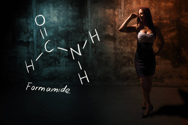 Szexi lány, vagy titkár vagy női hallgató bemutató Handdrawn kémiai formula a formamid - Fotó, kép