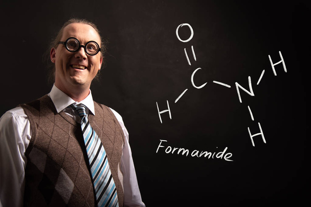 Profesor prezentujący ręcznie rysowany wzór chemiczny formamidu - Zdjęcie, obraz