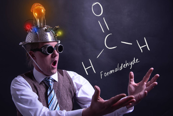 Нерд представляє намальовану хімічну формулу формальдегіду
 - Фото, зображення