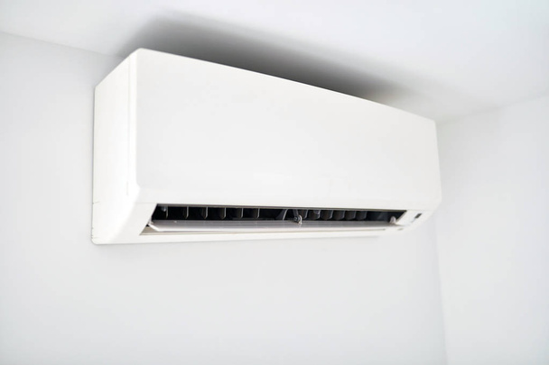 Moder air condition unit on a white wall inside the living room. - Foto, Imagem
