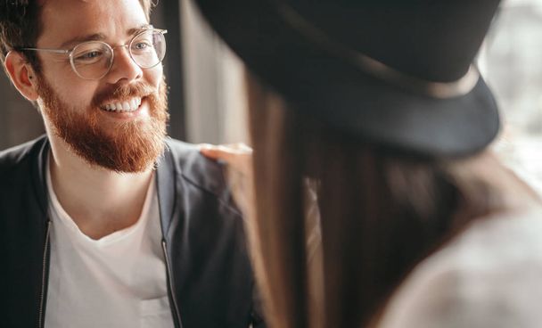 Bearded man talking to girlfriend - Фото, изображение
