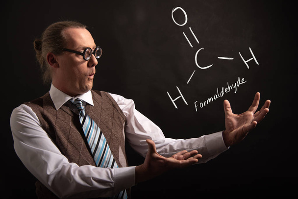 Professeur présentant la formule chimique dessinée à la main de formaldéhyde
 - Photo, image